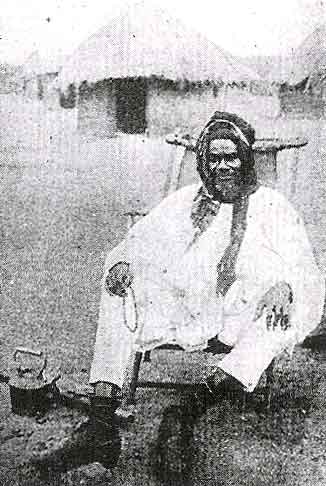 Almami Samori Toure, avec un chapelet et une bouilloire, en 1898 à Kayes à son départ pour l'exil au Gabon